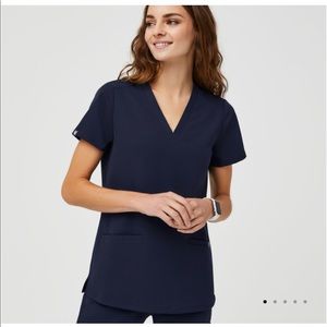 Casma™ Three-Pocket Scrub Top